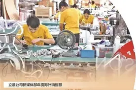 竹宇靠地道英语“圈粉”，拿下大批海外订单 这个主播小伙把灯牌卖出新花样图片