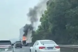 30秒｜四川一电车高速上起火，车身烧毁，无人员伤亡图片