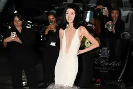 75岁婚纱女王露真容，因反差大被骂惨了图片