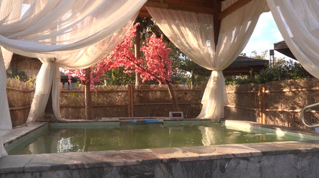 天气寒冷，游客都爱来崇明这里泡汤泉