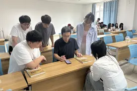 河北60岁老教师“玩转”AI图片