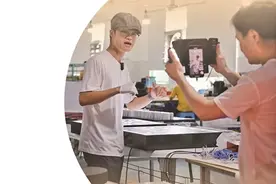 英语口音丝滑切换，主播小哥花式“圈粉”海外客户图片