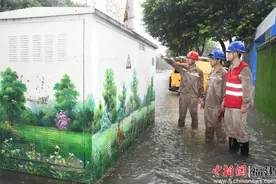 福州：积极应对暴雨考验 全力开展抢修复电图片