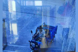 男子酒后骑三轮摩托车到车管所上牌，当场被查图片