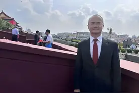 美团CEO王兴和骑手一同受邀观礼图片