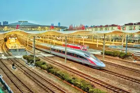 铁路上海站实施新列车运行图图片