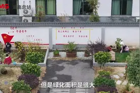 别人家的课间！种花、施肥、除草……校长带学生把校园变农场图片