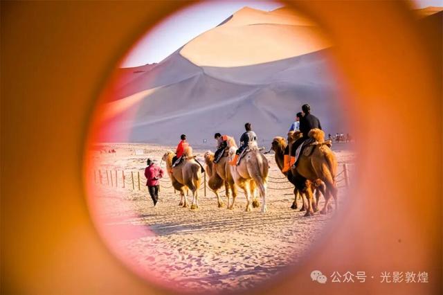 敦煌：大漠秋景醉游人