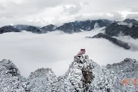 雪落南山 云海翻涌图片