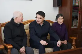 区领导看望慰问离退休市管干部、优抚对象、困难党员和困难群众，并送去新春祝福图片