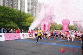 迎着风奋力奔跑，杭州钱塘女马举行专属青少年的3.5公里赛中赛图片