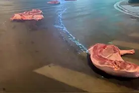 多扇猪肉凌晨掉落街头 马鞍山和县警方：调解后涉事双方决定自行协商处理图片