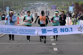 人形机器人首场马拉松，“跑”出科技新赛道图片