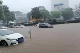 长沙暴雨冲上热搜！车辆遇强降雨被水泡保险赔不赔？律师解读争议图片