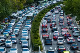 江苏高速公路总体运行平稳，部分路段车流量较大图片