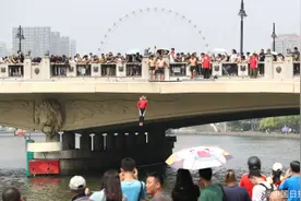 天津海河狮子林桥成网红景点 多方值守保障市民游客安全图片