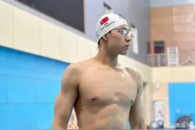 杭州亚运会开幕式，覃海洋、杨力维举旗带领中国队入场，全场热烈欢呼图片