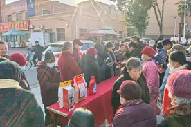 滕州龙泉街道荆善社区新时代文明实践站开展暖冬助农活动图片