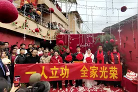 新婚这天，他收到“三等功”喜报图片