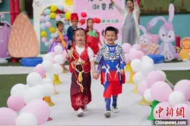 太原萌娃潮装走秀庆“六一”图片