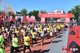 第38届泰山国际登山比赛暨第29届全国全民健身登泰山徒步活动启动图片