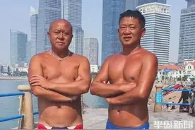 青岛好人丨脚下踩空落入深水区，俩男孩被困，“巧克力大爷”果断下海救人图片