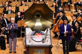 新民艺评丨李长缨：吕其明为何创作了12个版本的《红旗颂》？图片