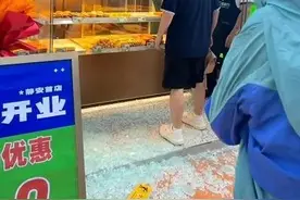 事发上海！一商场店铺玻璃门突然爆裂，4路人被擦伤图片