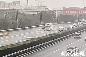 太危险！高速错过出口突然实线变道图片