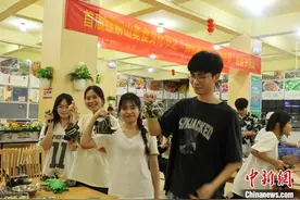 东南亚留学生在广西体验包粽子图片