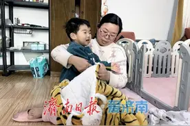 济南一单亲母亲带着2岁娃跑外卖养活全家：“我想成为最好的妈妈”图片