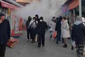 东北旅游热下的长春：商家摆出甜豆腐脑，本地人指导南方游客搓澡图片