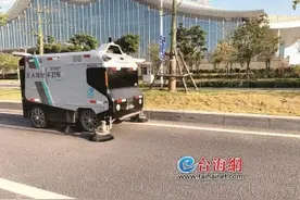 一车可有效替代五人以上 会躲障碍 会倒垃圾！无人驾驶环卫车亮相厦门翔安街头图片