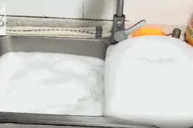 太恶心！上海这对夫妻抓狂：每天被馊臭“喷泉”包围！图片