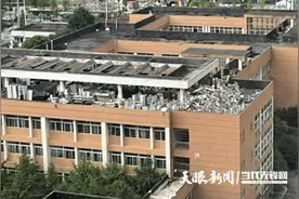 贵阳一学校楼顶堆满桌椅？回应：暂时存放已清理图片