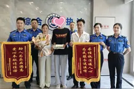 一年了！历经手术和八次化疗，城管帮学生摆摊卖花的故事迎来圆满后续图片