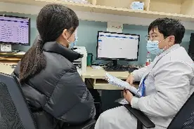 长时间使用“取暖神器”，女子双腿烤出“火激红斑”图片