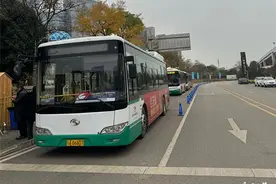 免费公交接驳 滇池国际会展中心1000个车位等你停图片