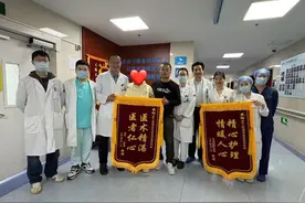 一个月后，“烧伤妈妈”出院了！图片