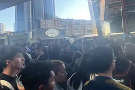 西班牙全国大停电，当地华人向潮新闻记者讲述“电力停摆”经历图片