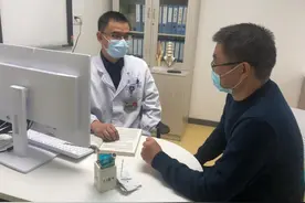 暴饮暴食引发顽固性呃逆，男子10个月来睡着了也打嗝不停图片