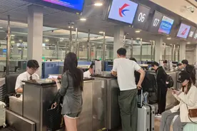 7月起上海浦东机场大变样，24小时通关，增设沙发躺椅和淋浴间图片