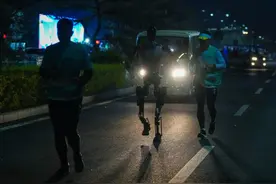 新华全媒+丨“人机共跑”将见证人形机器人发展“加速度”图片