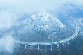 经济观察丨四川春运持续“上新”：AI赋能“智慧高速”，高速公路上移动电车补能……图片