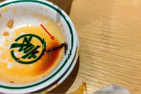 知名餐饮品牌回应：异物确实是蚯蚓……图片