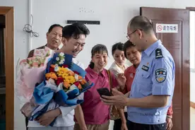 在这个有爱的日子，32年前失散的小女儿终于回家图片