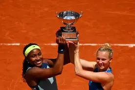 法网女双决赛：高芙/西尼亚科娃夺冠图片