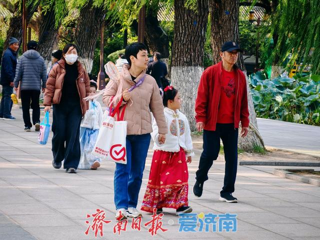 一年四季 泉在济南丨大明湖游人如织 秋意正浓