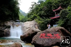 黄山翡翠谷持续火爆 游客慕名探访《卧虎藏龙》拍摄地图片