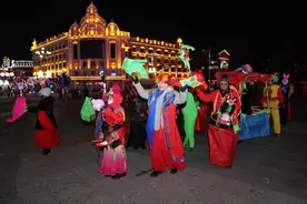 黑龙江漠河：冰雪与民俗交织 元宵夜狂欢不停图片